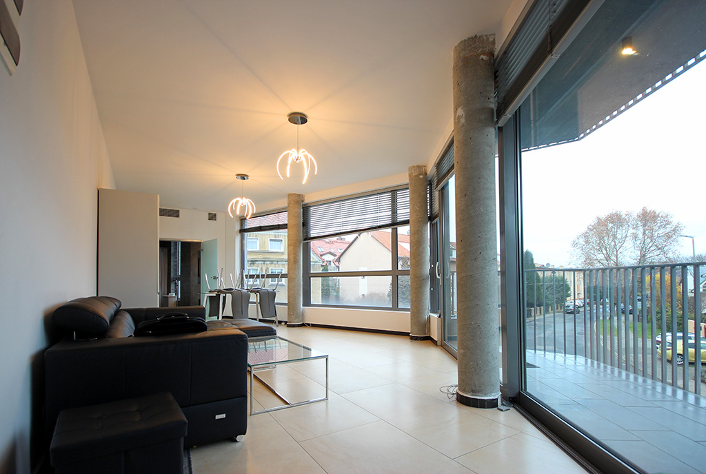 przestronny salon w luksusowym apartamencie do wynajęcia Szczecin
