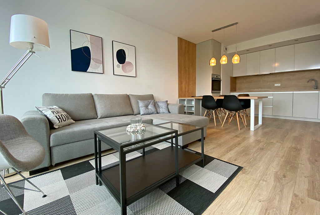 widok od strony salonu na aneks kuchenny w luksusowym apartamencie do wynajmu Szczecin