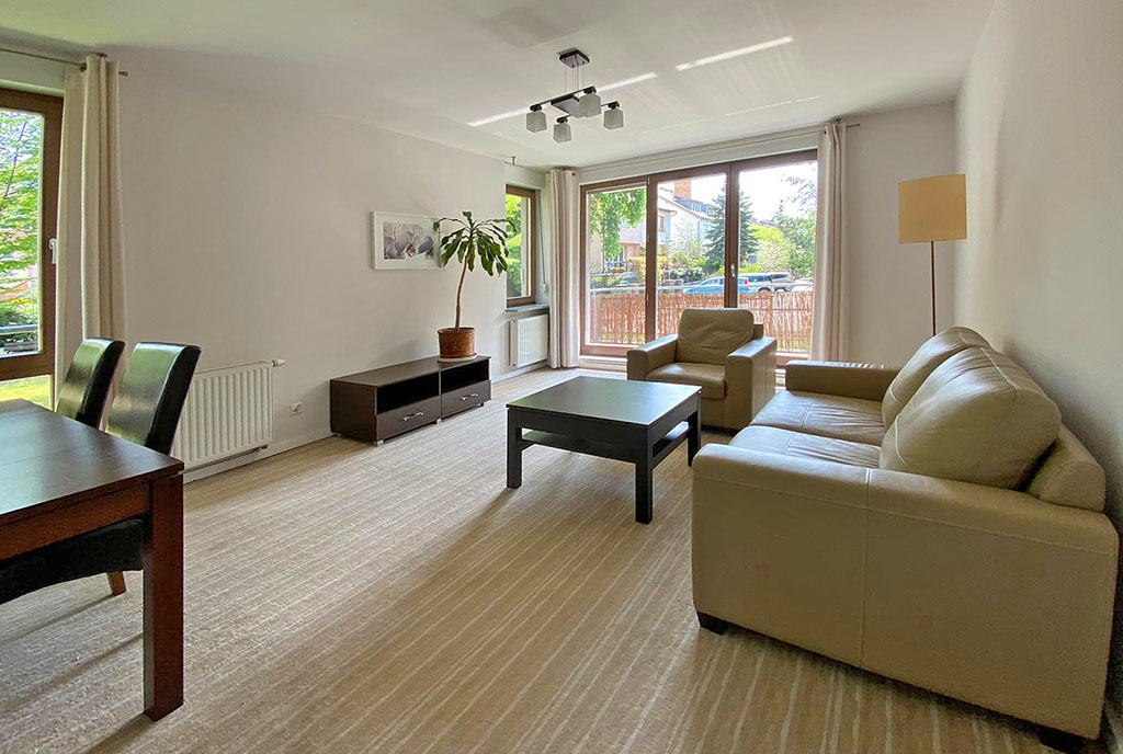 na zdjęciu salon oraz wyjście na taras w luksusowym apartamencie do wynajmu Szczecin