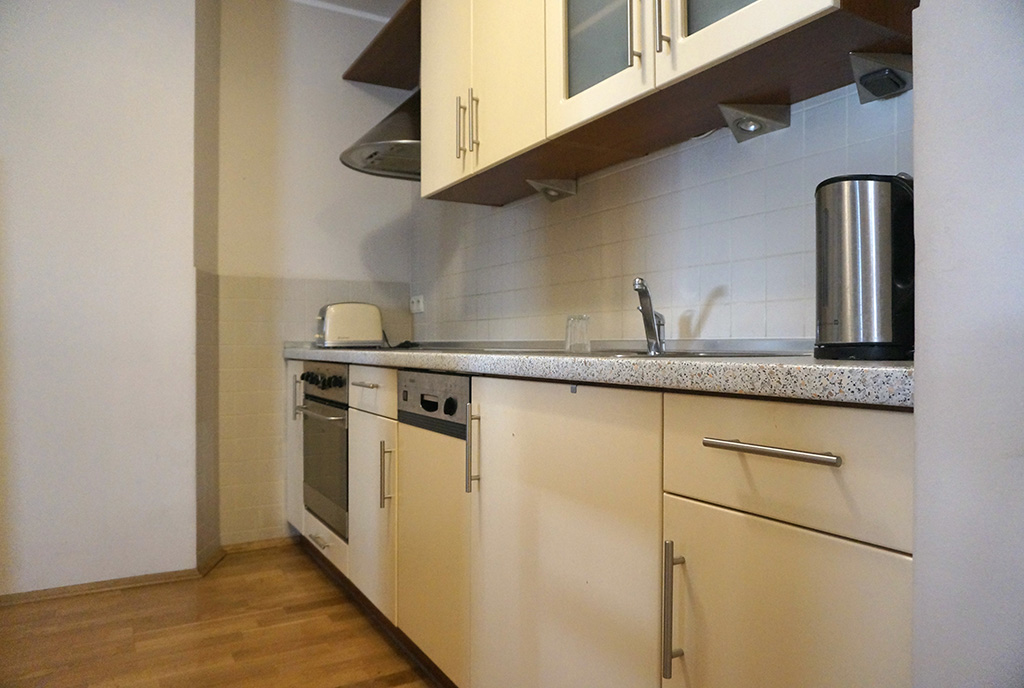 kuchnia w funkcjonalnej zabudowie w ekskluzywnym apartamencie do wynajmu Wrocław
