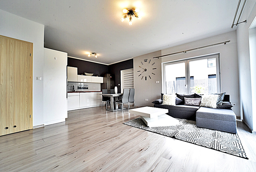 słoneczny salon w ekskluzywnym apartamencie do wynajęcia Bolesławiec