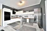 praktycznie zaaranżowana kuchnia w nowoczesnym stylu w luksusowym apartamencie na wynajem Bolesławiec