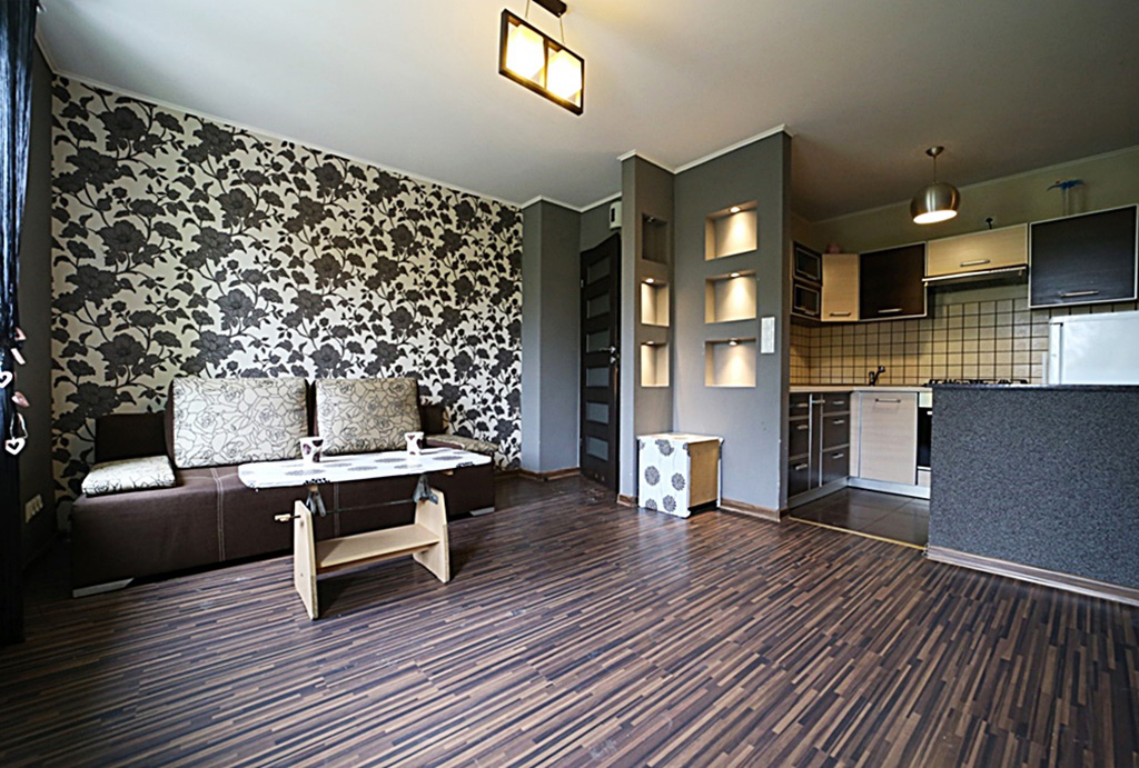 przestronny hol w luksusowym apartamencie do wynajmu Bolesławiec