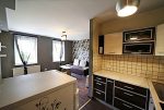 kuchnia w praktycznej zabudowie w ekskluzywnym apartamencie na wynajem Bolesławiec