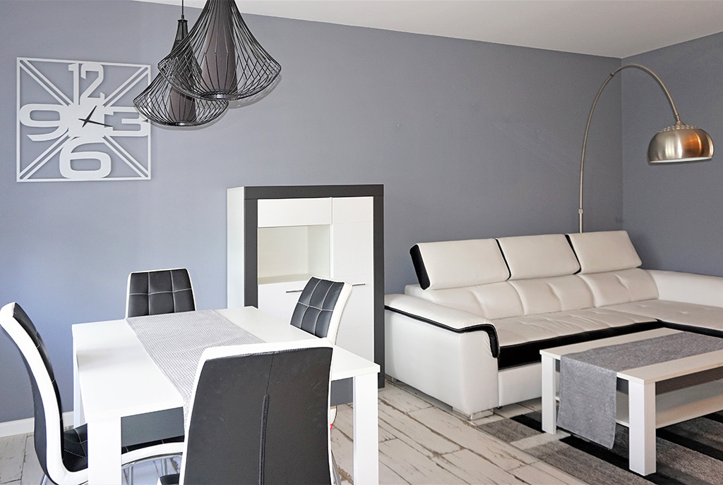 widok z innej perspektywy na salon w luksusowym apartamencie na sprzedaż Częstochowa