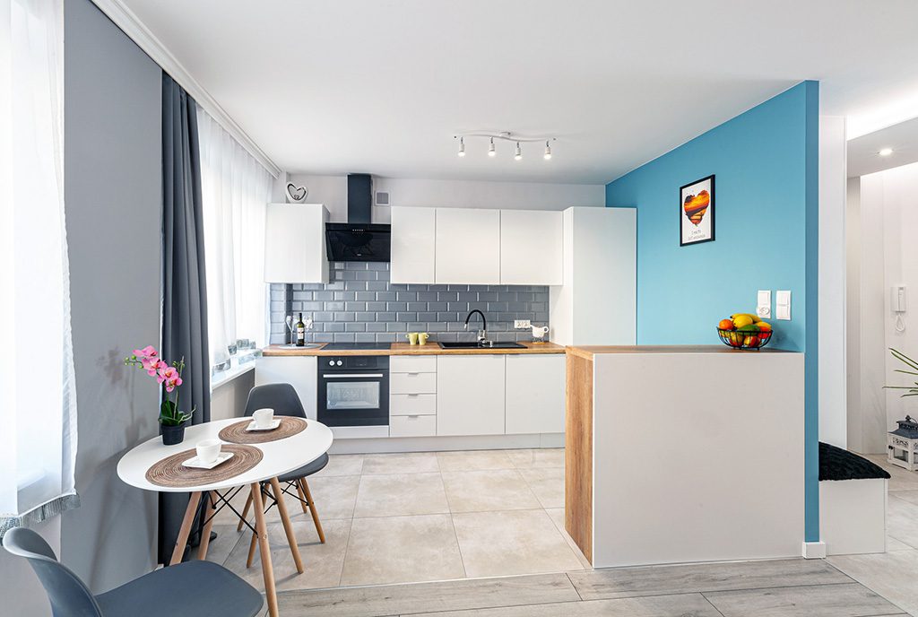 widok z salonu na aneks kuchenny w ekskluzywnym apartamencie do sprzedaży Kalisz