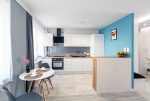 widok z salonu na aneks kuchenny w ekskluzywnym apartamencie do sprzedaży Kalisz