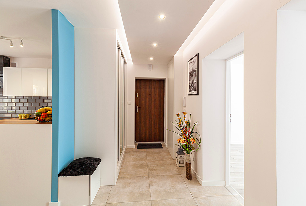 przestronny hol w luksusowym apartamencie na sprzedaż Kalisz