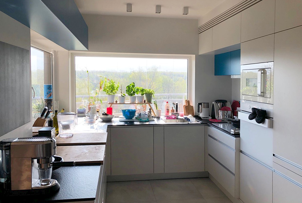 kuchnia w funkcjonalnej zabudowie w luksusowym apartamencie na sprzedaż Katowice