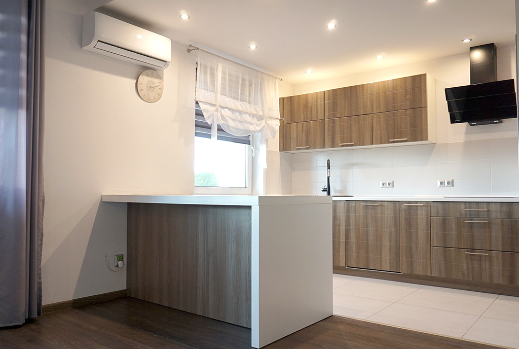 funkcjonalny aneks kuchenny w zabudowie w luksusowym apartamencie na sprzedaż Legnica
