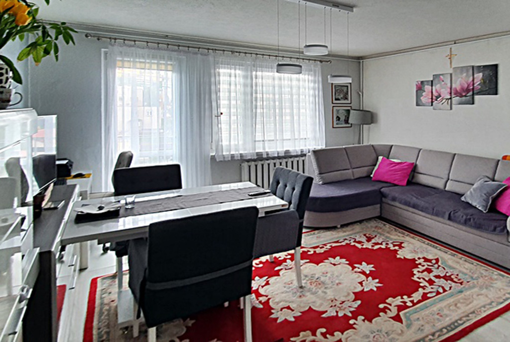widok z innej perspektywy na elitarny salon w luksusowym apartamencie na sprzedaż Lwówek Śląski