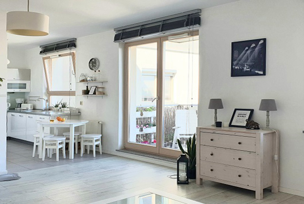salon oraz wyjście na taras w ekskluzywnym apartamencie na sprzedaż Szczecin