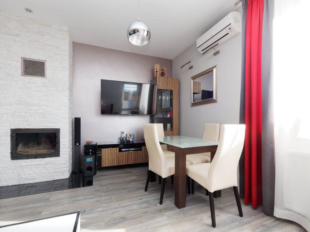na pierwszym planie jadalnia w ekskluzywnym apartamencie do sprzedaży Tarnów
