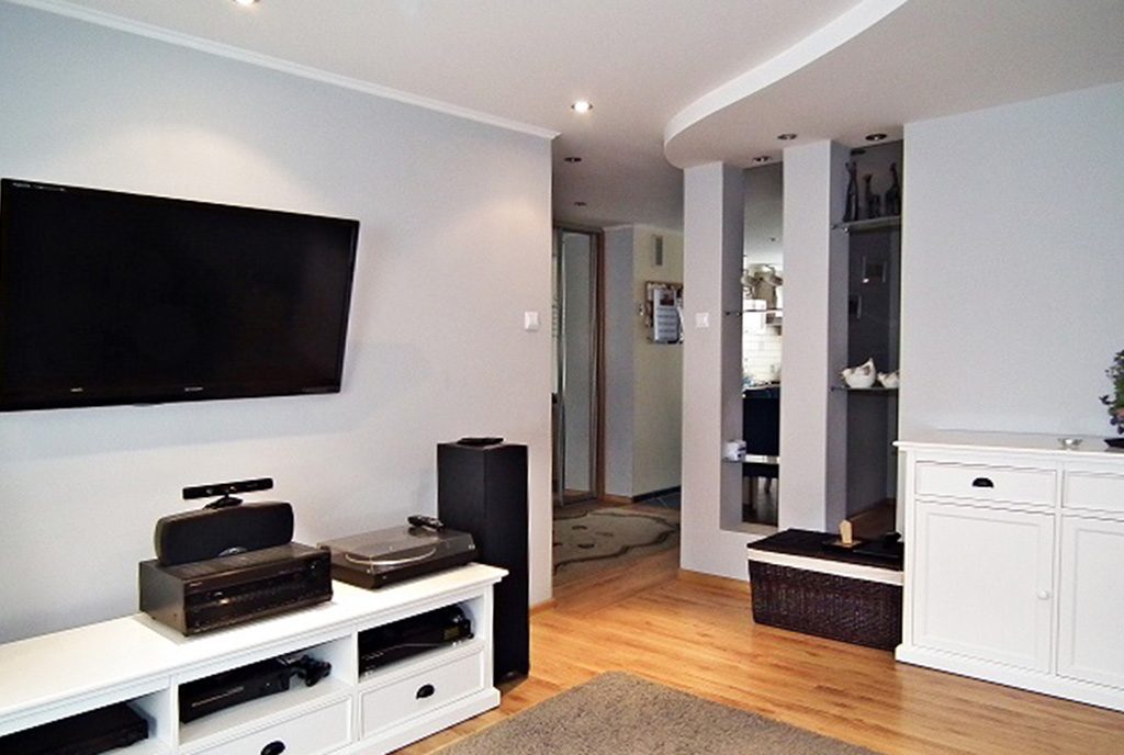 nowocześnie zaprojektowany salon w ekskluzywnym apartamencie do wynajęcia Legnica