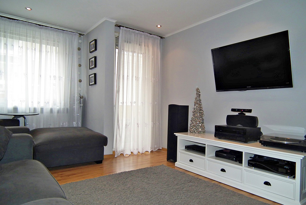 widok z innej perspektywy na komfortowy salon w luksusowym apartamencie do wynajmu Legnica