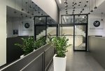 ekskluzywne lobby w apartamentowcu, gdzie mieści się oferowany na wynajem luksusowy apartament