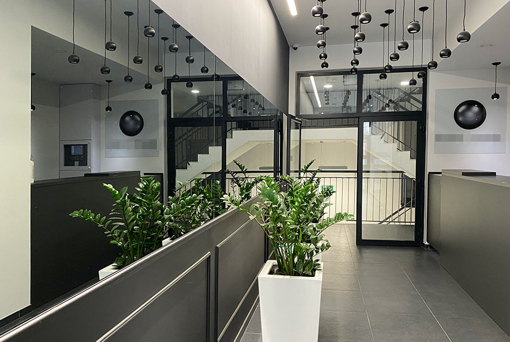 ekskluzywne lobby w apartamentowcu, gdzie mieści się oferowany na wynajem luksusowy apartament