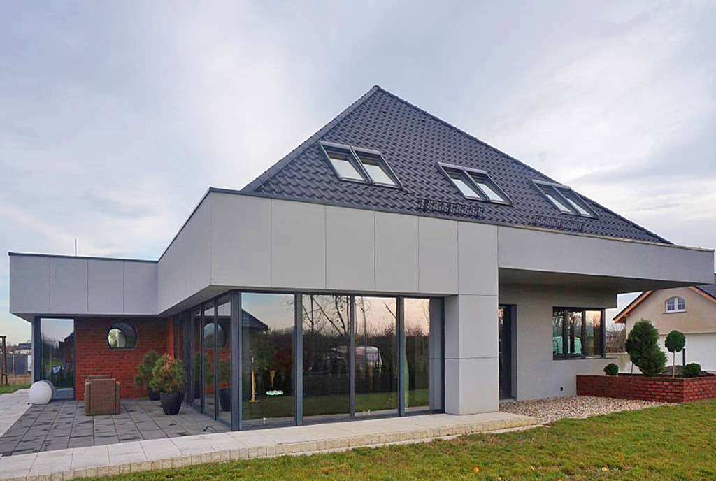 na pierwszym planie taras przy luksusowej willi na sprzedaż Wrocław (okolice)