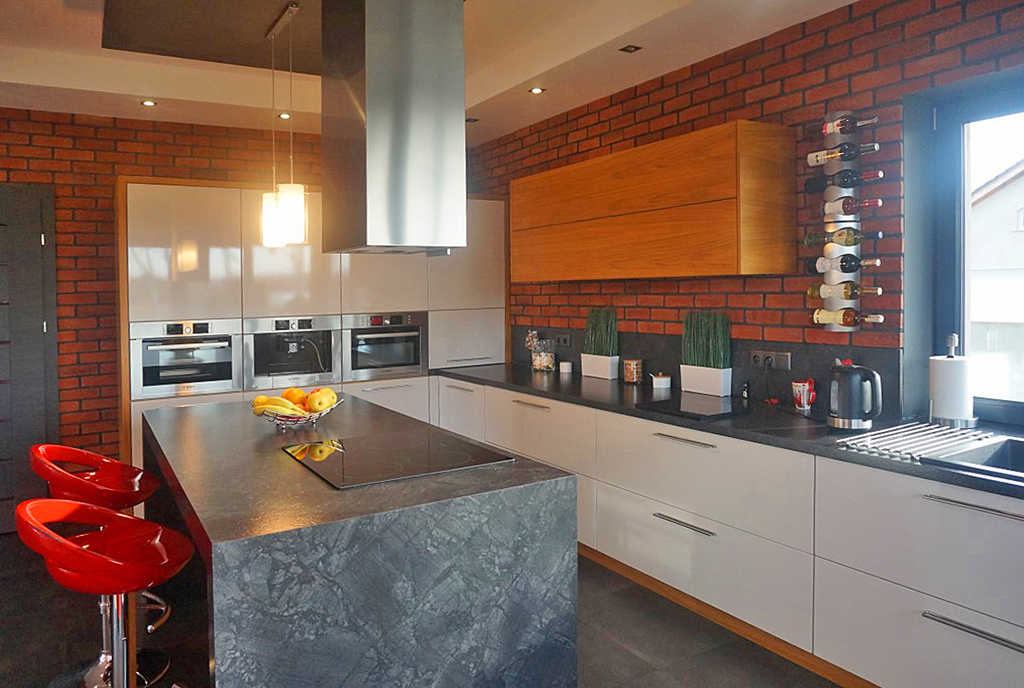 kuchnia w praktycznej zabudowie w luksusowej willi na sprzedaż Wrocław (okolice)