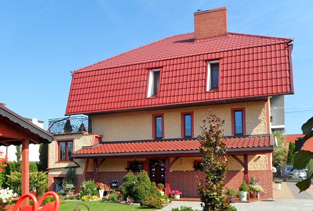 na pierwszym planie zadbany ogród wokół luksusowej willi do sprzedaży Brodnica (okolice)