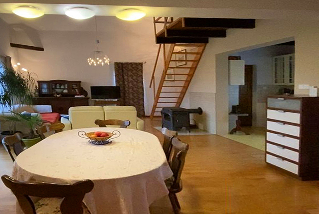 na pierwszym planie jadalnia w ekskluzywnej willi do sprzedaży Gdańsk (okolice)