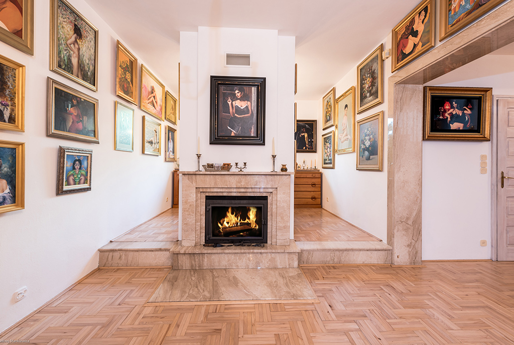 na zdjęciu elegancki salon i kominek w luksusowej willi na sprzedaż Warszawa