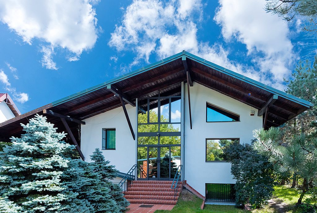 imponująca rozmachem bryła ekskluzywnej willi na sprzedaż Warszawa