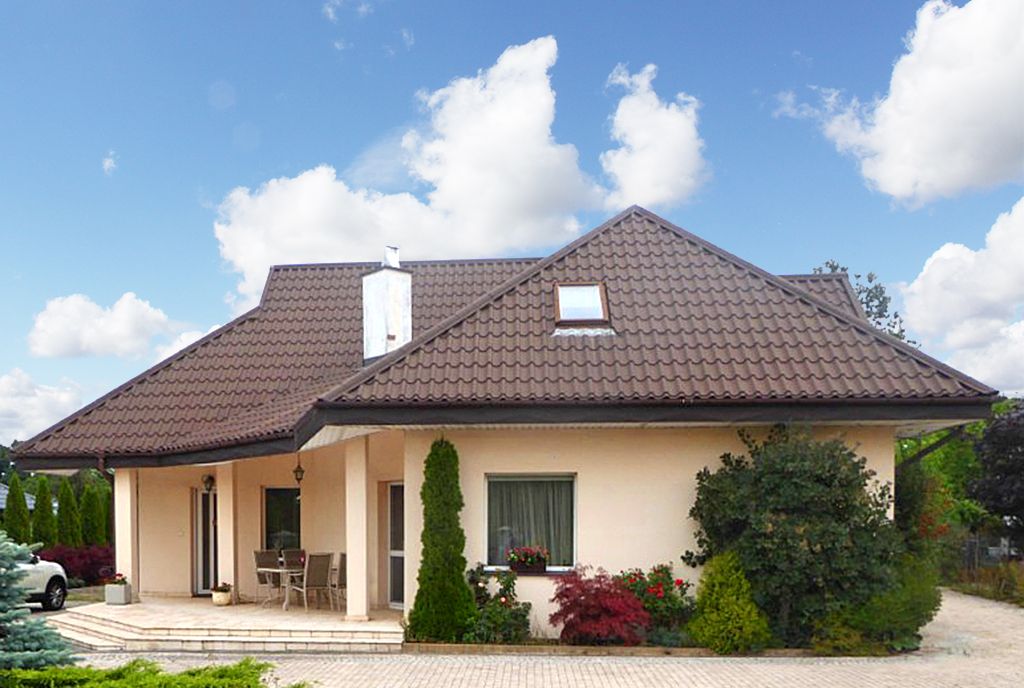 na pierwszym planie imponujące rozmachem wejście do luksusowej willi do sprzedaży Piotrków Trybunalski