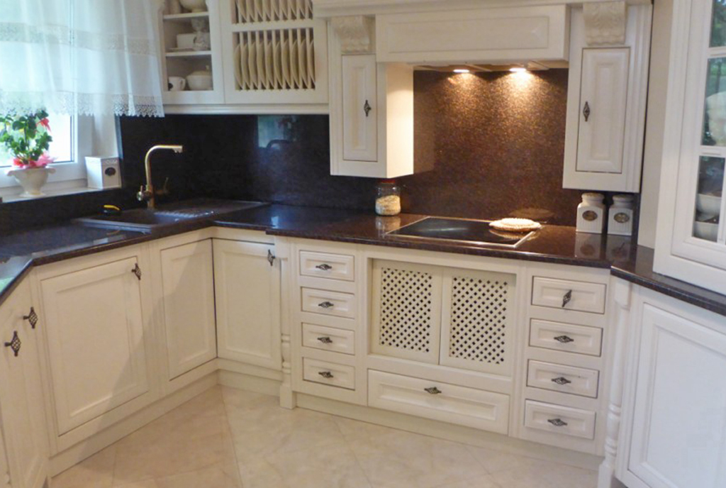 kuchnia w praktycznej zabudowie w luksusowej willi na sprzedaż Piotrków Trybunalski