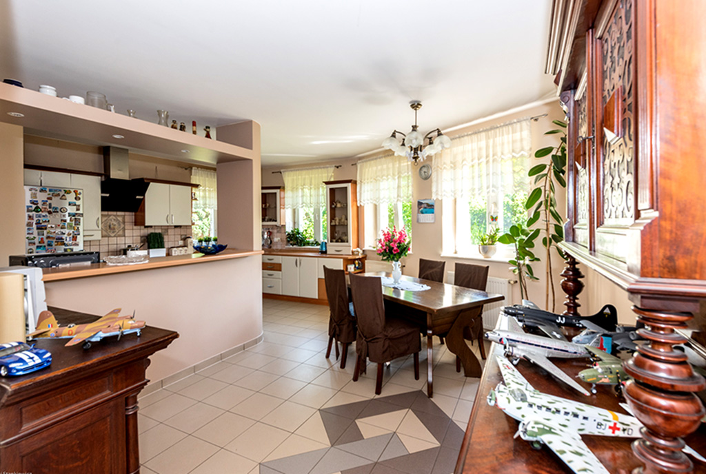 funkcjonalna jadalnia w ekskluzywnej willi do sprzedaży Warszawa (okolice)