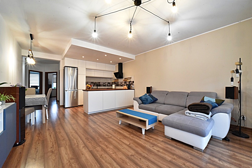 druga strona salonu w ekskluzywnym apartamencie do sprzedaży Bolesławiec