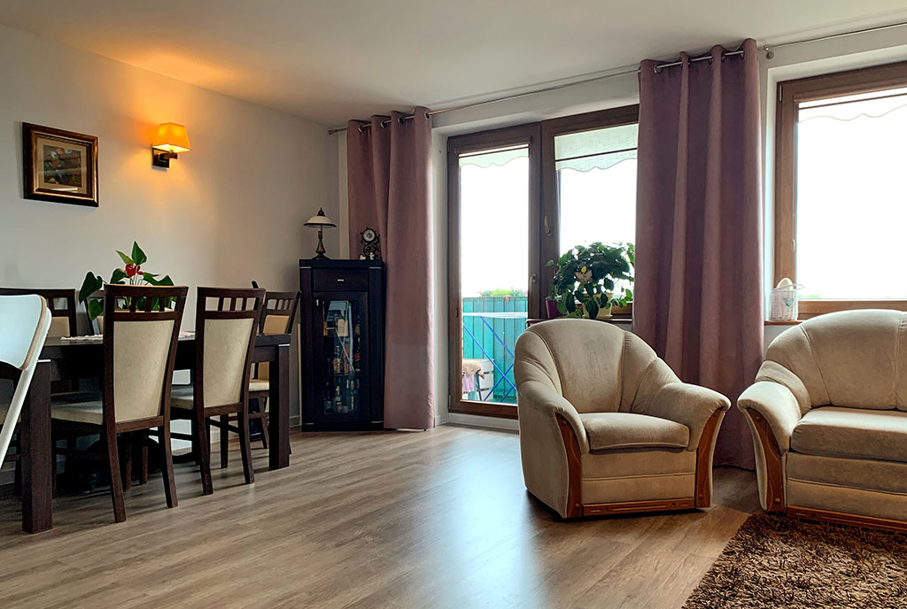 stylowo zaaranżowany pokój dzienny w ekskluzywnym apartamencie na sprzedaż Konin