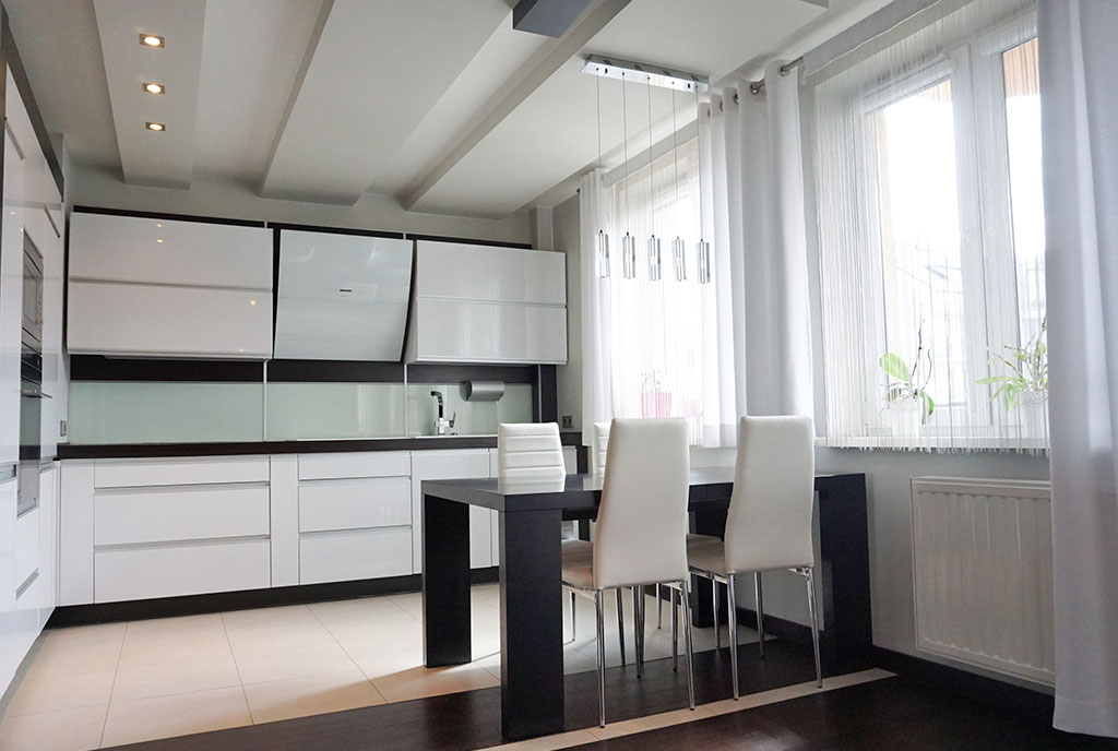 widok na jadalnię oraz aneks kuchenny w luksusowym apartamencie do wynajmu Legnica
