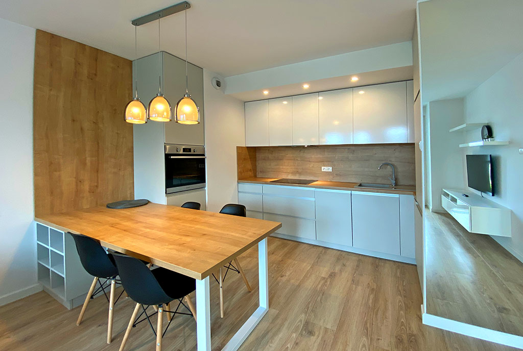 widok na jadalnię i aneks kuchenny w luksusowym apartamencie do wynajmu Szczecin