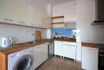 praktycznie zaaranżowana kuchnia w luksusowym apartamencie do wynajmu Szczecin