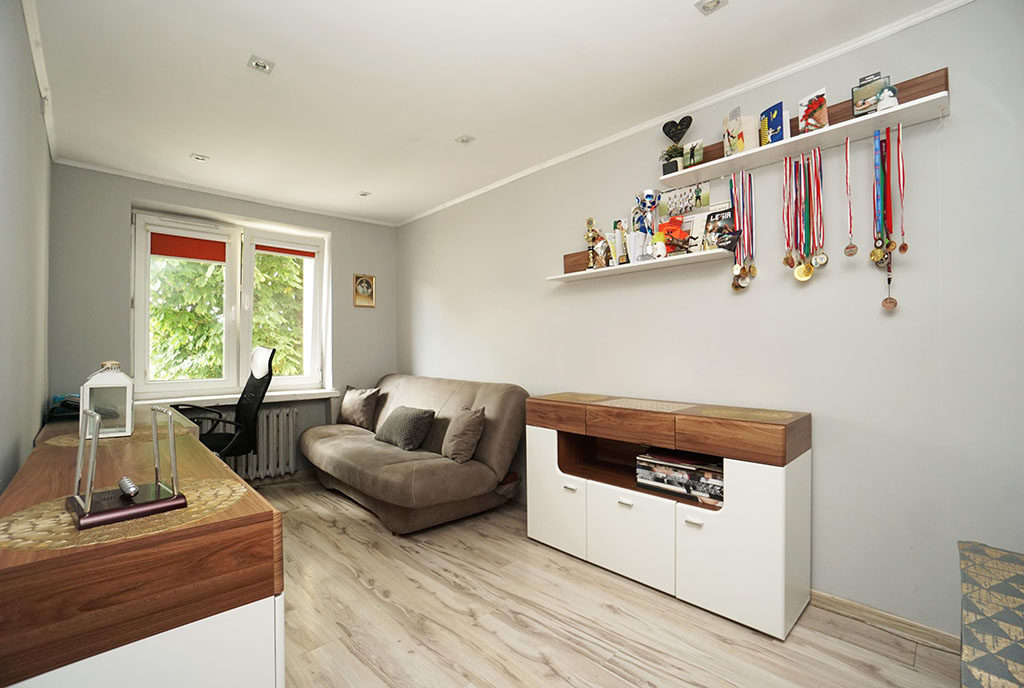 jeden z komfortowych pokoi w ekskluzywnym apartamencie na sprzedaż Elbląg