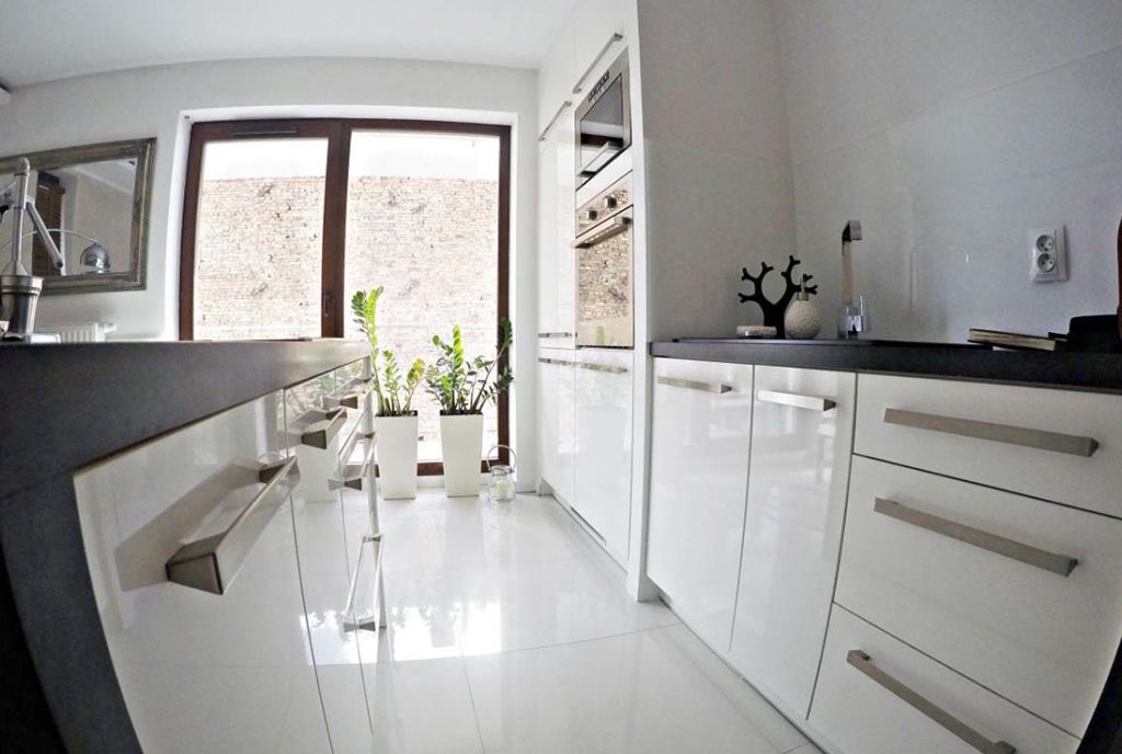 widok na nowoczesną kuchnię w luksusowym apartamencie na sprzedaż Szczecin