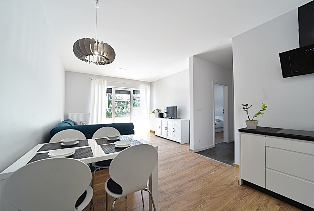 utrzymane w jasnych kolorach wnętrze ekskluzywnego apartamentu do wynajęcia Bolesławiec