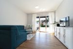 widok z innej perspektywy na salon w luksusowym apartamencie do wynajmu Bolesławiec