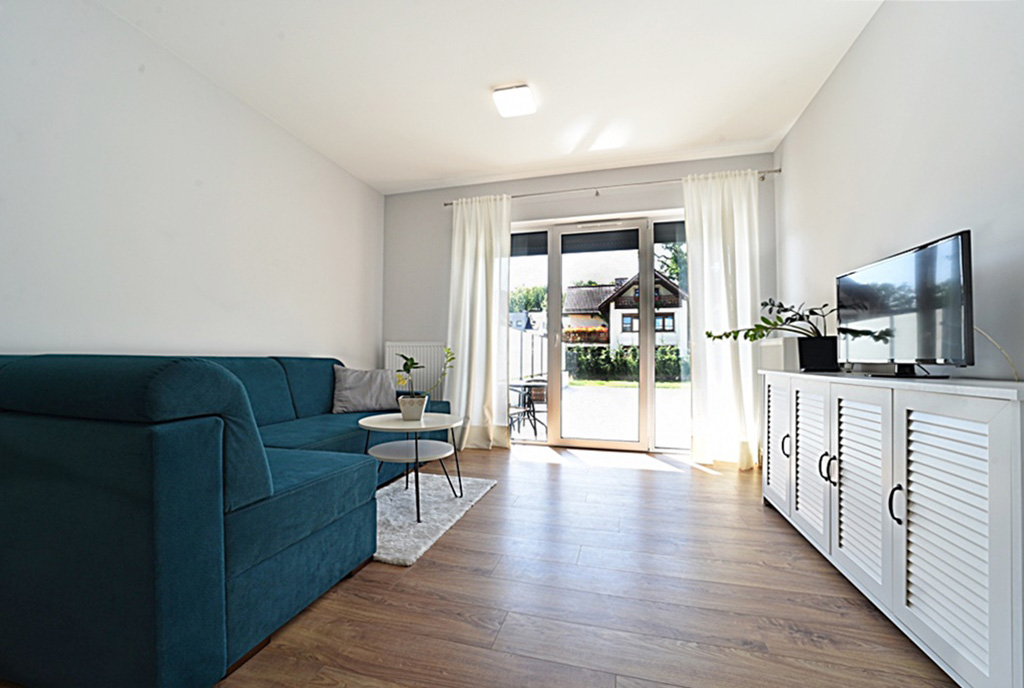 widok z innej perspektywy na salon w luksusowym apartamencie do wynajmu Bolesławiec