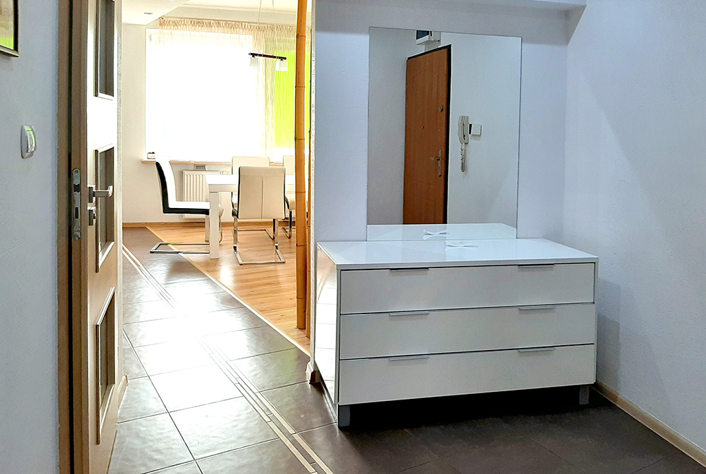 widok z holu na wnętrze luksusowego apartamentu na wynajem Piotrków Trybunalski