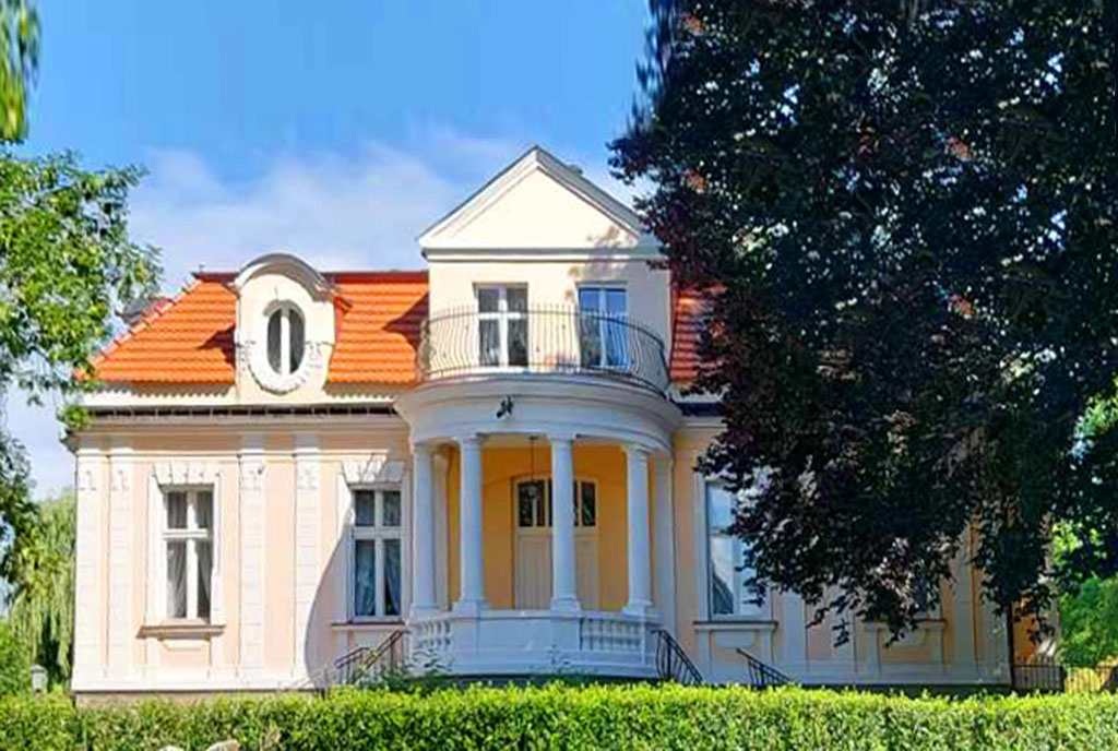 reprezentacyjne wejście do ekskluzywnego pałacu do sprzedaży w województwie kujawsko-pomorskim