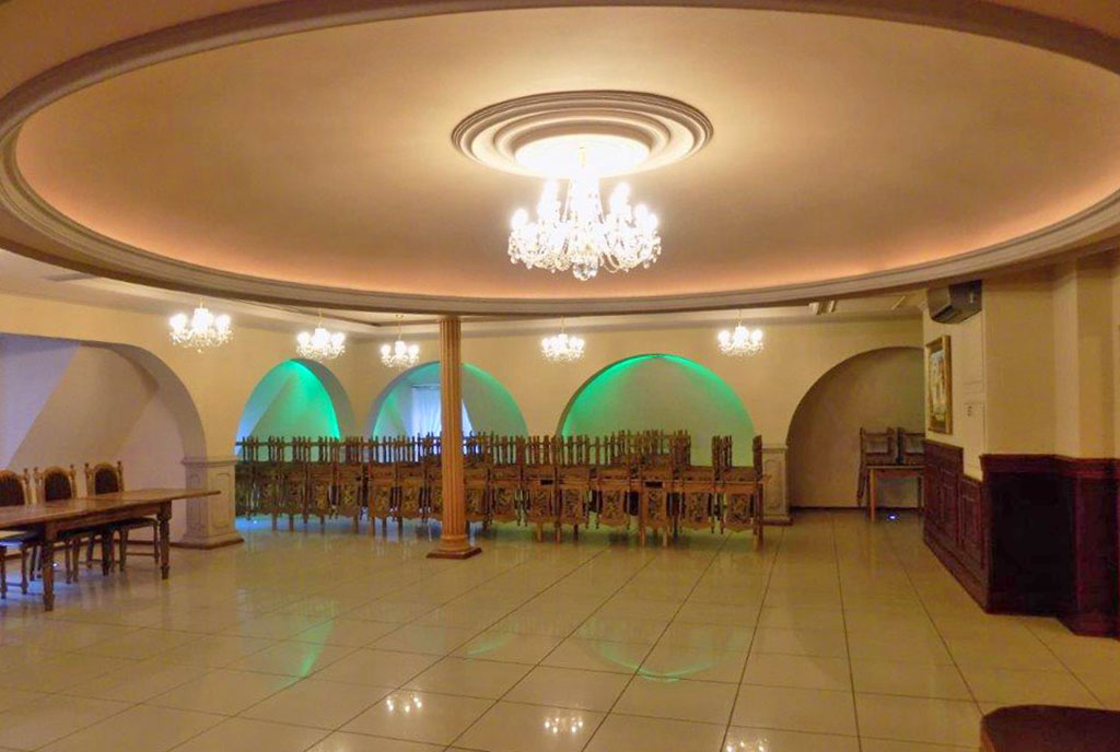 na zdjęciu ogromna sala balowa w luksusowym pałacu na sprzedaż w województwie kujawsko-pomorskim