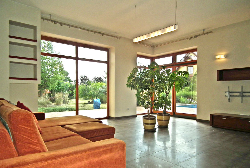 ogromny salon w ekskluzywnej willi do sprzedaży Legnica (okolice)