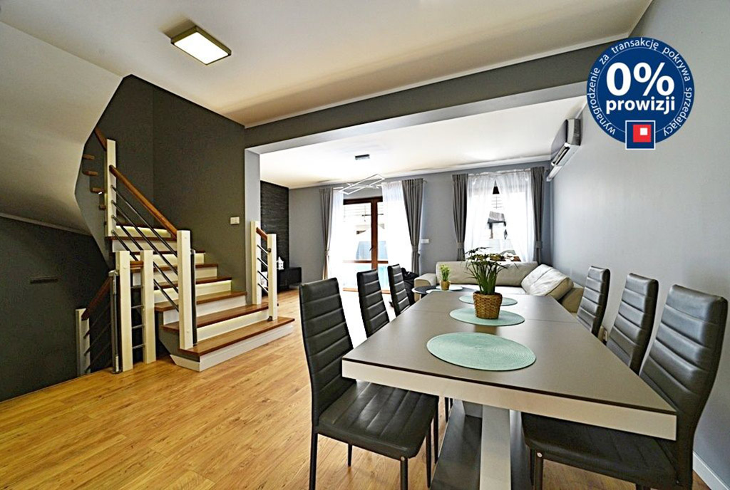 na pierwszym planie jadalnia w luksusowej willi do wynajmu Bolesławiec