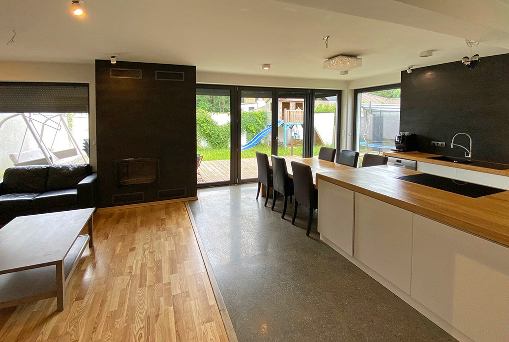 po lewej salon, po prawej kuchnia w ekskluzywnej willi do wynajęcia Szczecin