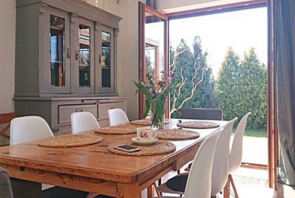 elegancka jadalnia w luksusowej willi do wynajmu Łódź (okolice)