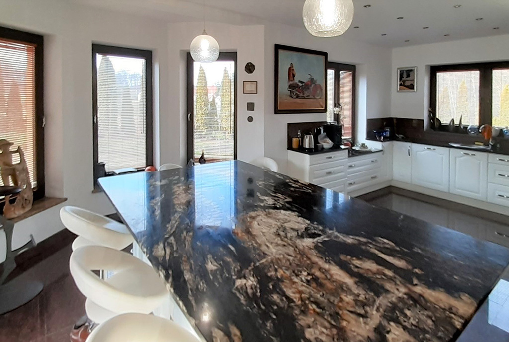 kuchnia w praktycznej zabudowie w ekskluzywnej willi do sprzedaży Wałbrzych (okolice)