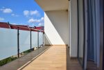 przestronny balkon przy ekskluzywnym apartamencie na wynajem Bolesławiec