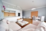 elegancki salon w ekskluzywnym apartamencie do wynajęcia Bolesławiec
